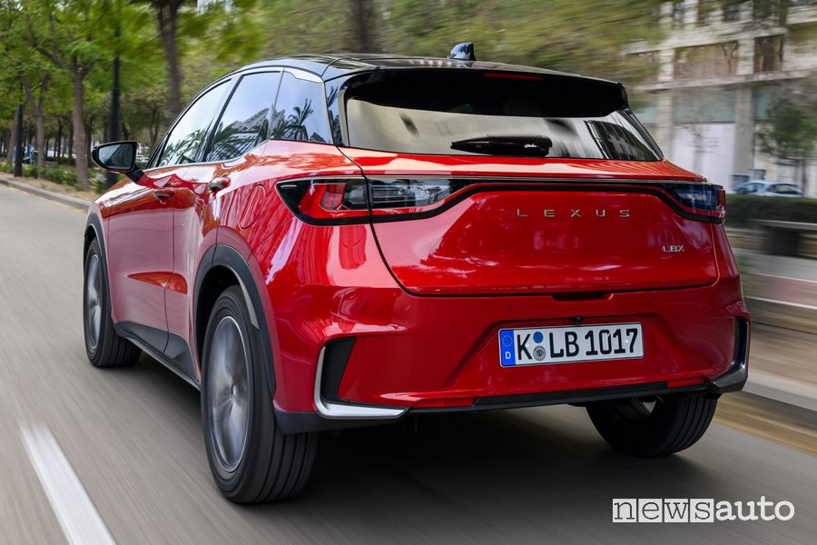 Lexus LBX posteriore 3/4 su strada