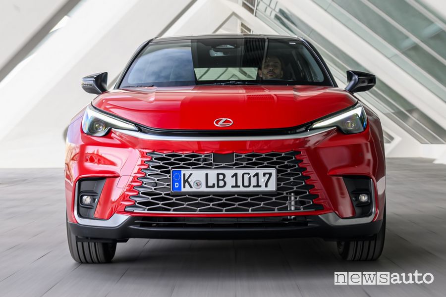 Lexus LBX frontale su strada