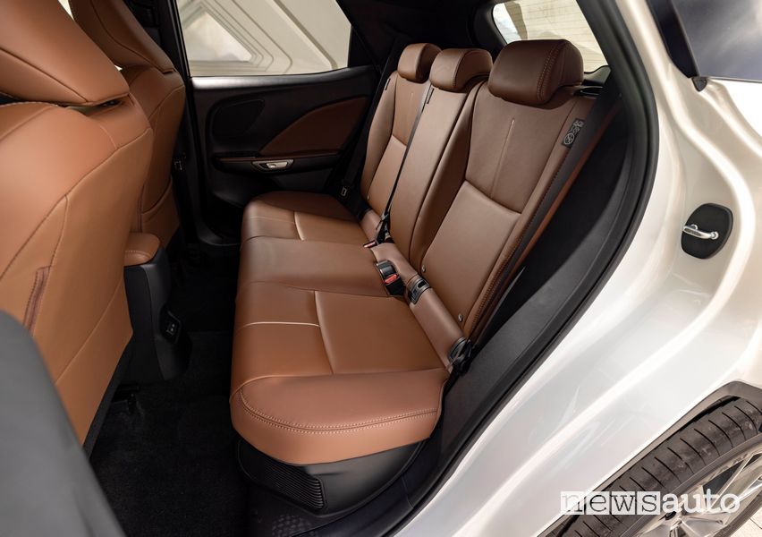 Lexus LBX sedili posteriori abitacolo