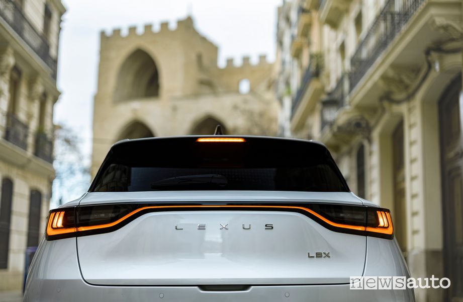 Lexus LBX firma luminosa posteriore
