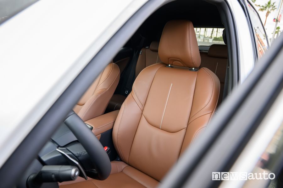 Lexus LBX sedile anteriore abitacolo