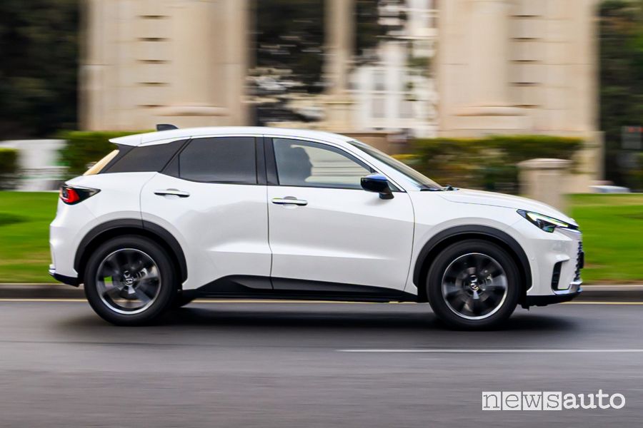 Lexus LBX laterale su strada