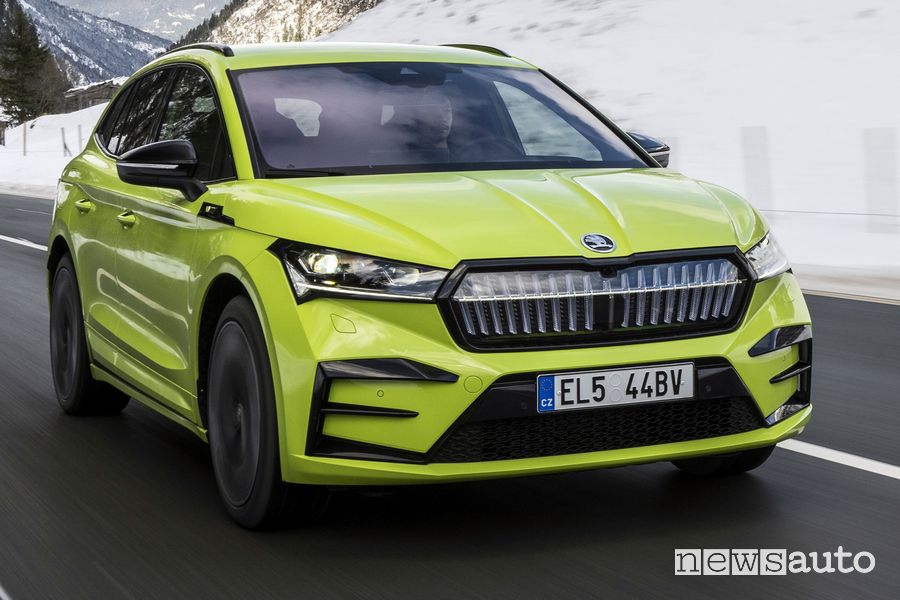 Skoda Enyaq RS su strada