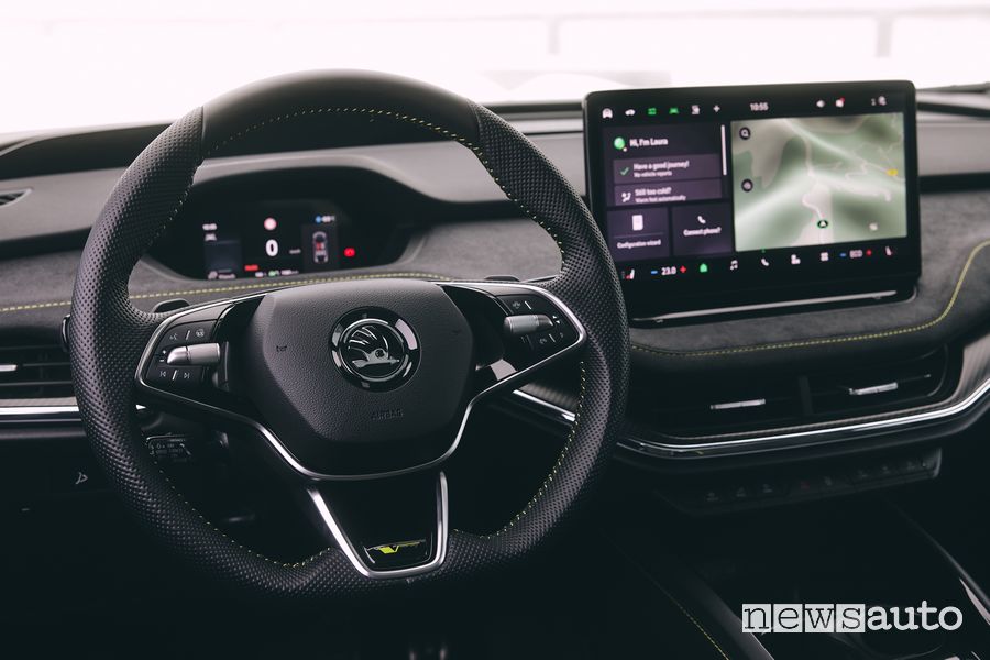 Skoda Enyaq RS volante abitacolo