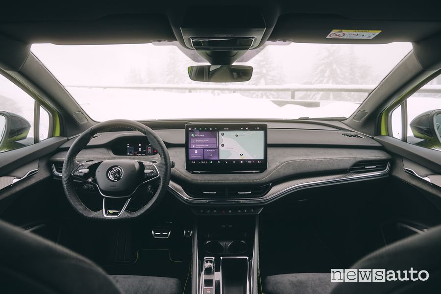 Skoda Enyaq plancia abitacolo