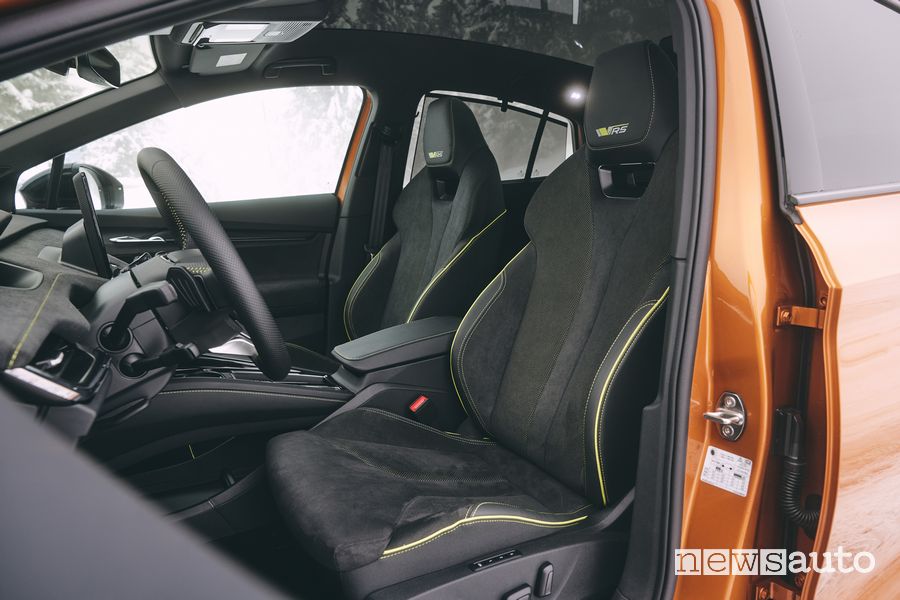 Skoda Enyaq RS Coupé sedili anteriori abitacolo