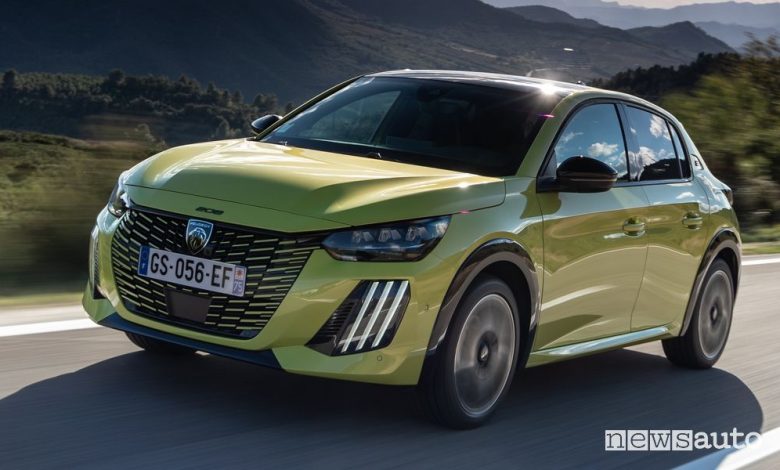Peugeot e-208 GT elettrica su strada