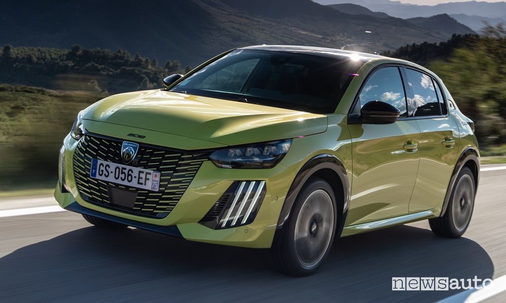 Peugeot e-208 GT elettrica su strada