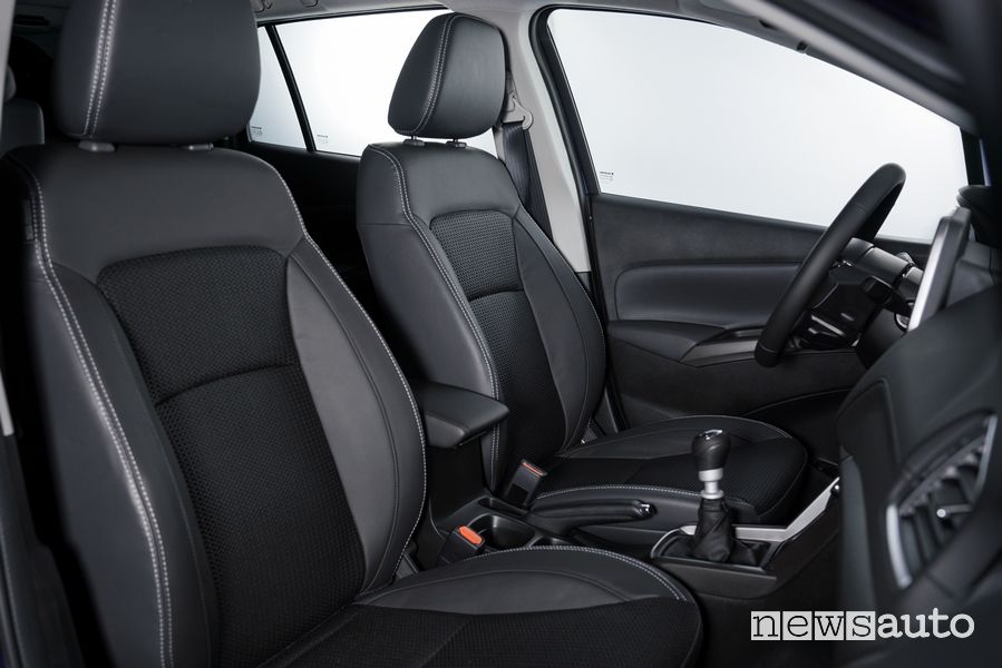 Suzuki S-Cross Hybrid Yoru sedili anteriori abitacolo