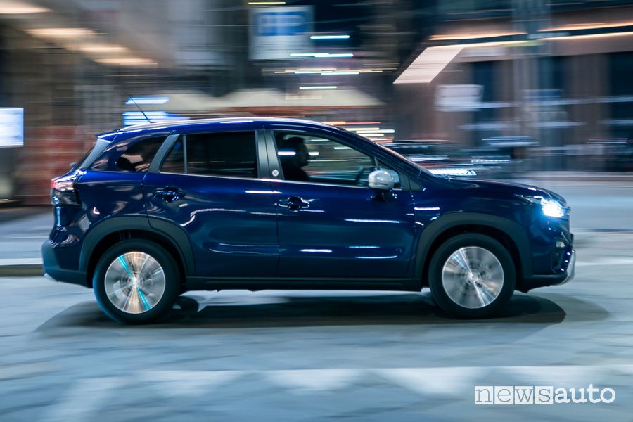 Suzuki S-Cross Hybrid Yoru su strada di notte