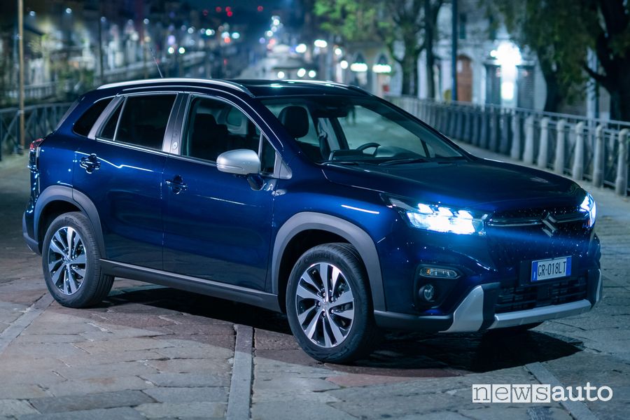 Suzuki S-Cross Hybrid Yoru di notte