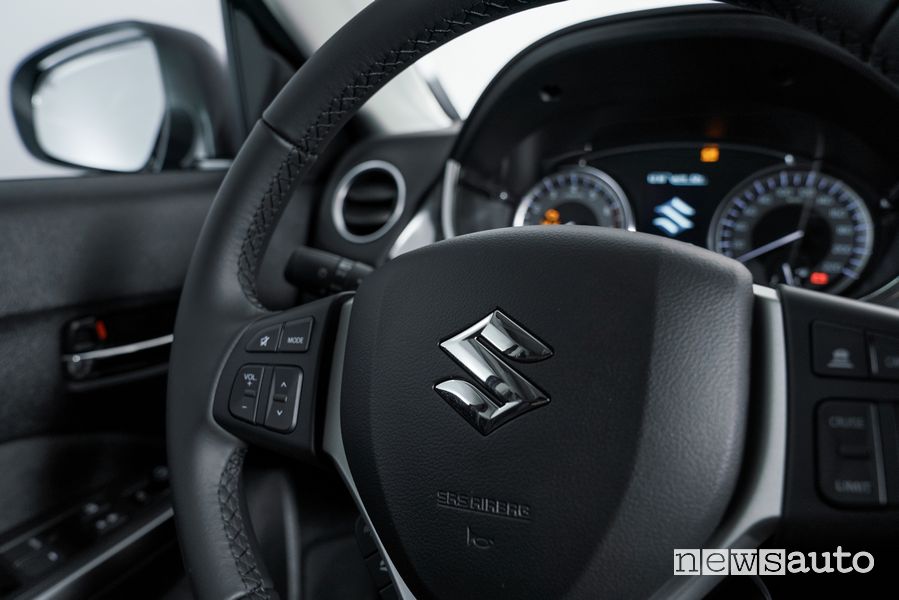 Suzuki Vitara Hybrid Yoru volante abitacolo