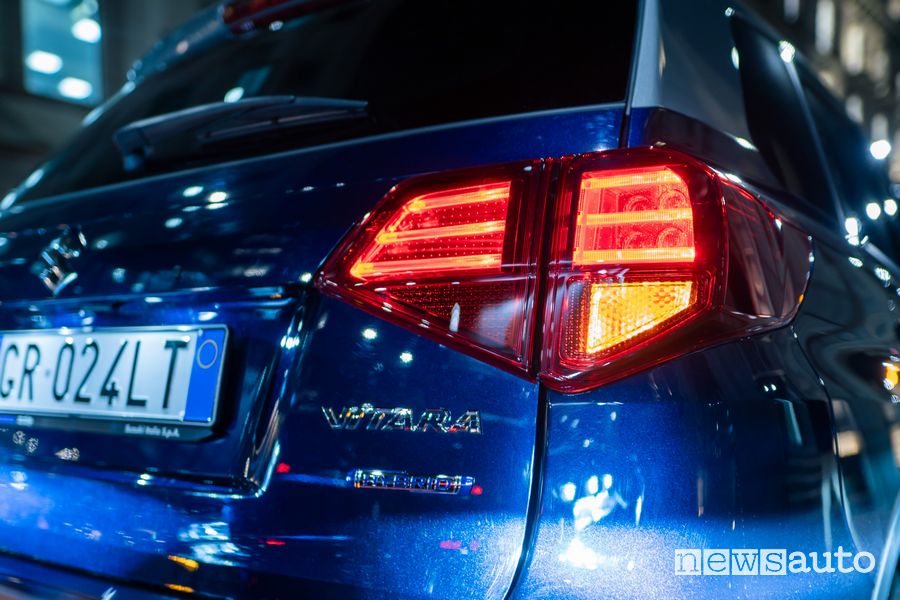 Suzuki Vitara Hybrid Yoru firma luminosa posteriore
