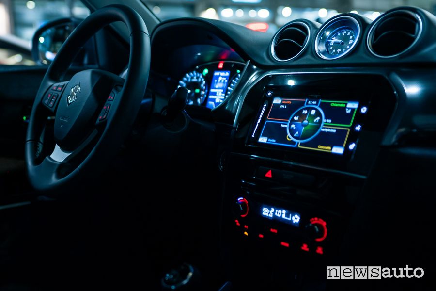 Suzuki Vitara Hybrid Yoru abitacolo di notte