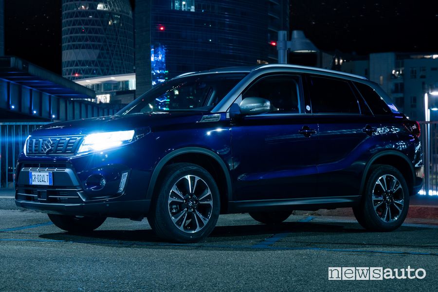 Suzuki Vitara Hybrid Yoru di notte