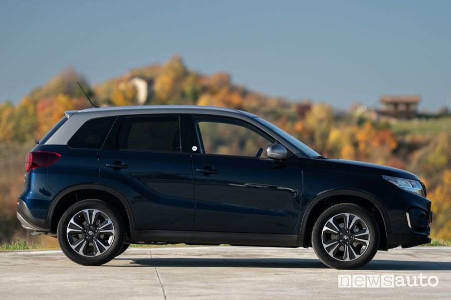Suzuki Vitara Hybrid Yoru laterale