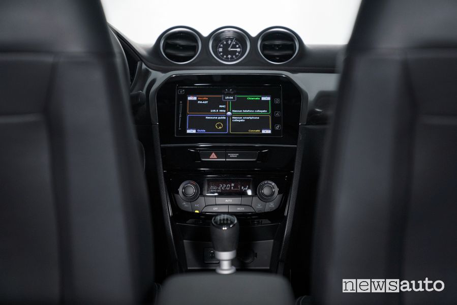 Suzuki Vitara Hybrid Yoru display infotainment