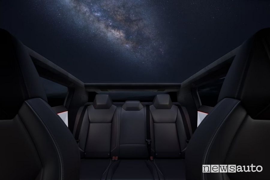 Tesla Cybertruck sedili posteriori abitacolo