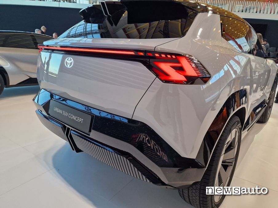 Toyota Urban SUV Concept fari posteriori