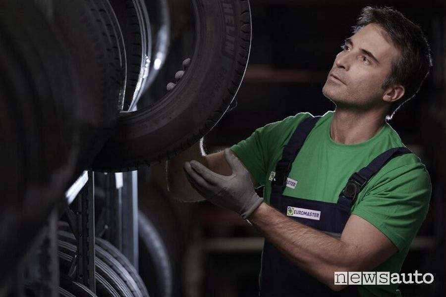 Controllo pneumatici manutenzione furgoni