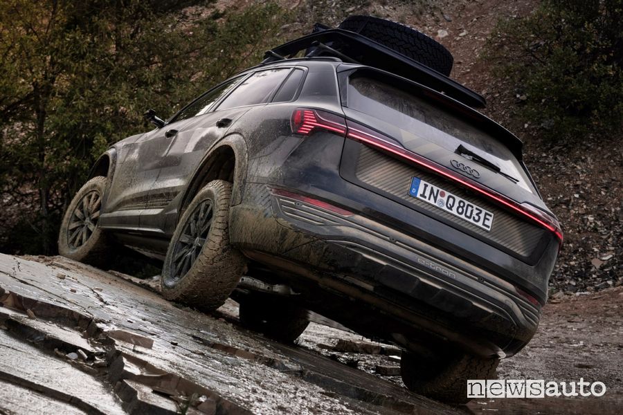 Audi Q8 e-tron edition Dakar posteriore 3/4