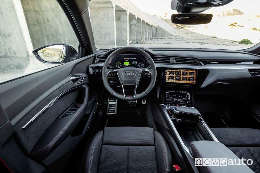Audi Q8 e-tron edition Dakar plancia abitacolo