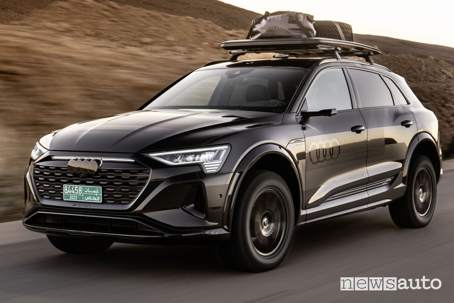 Audi Q8 e-tron edition Dakar su strada