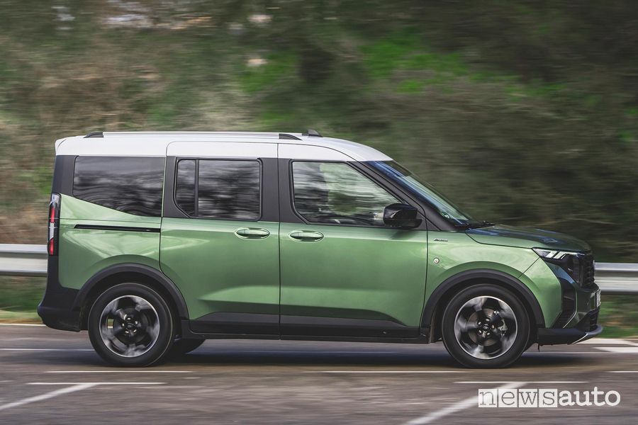 Ford Tourneo Courier su strada