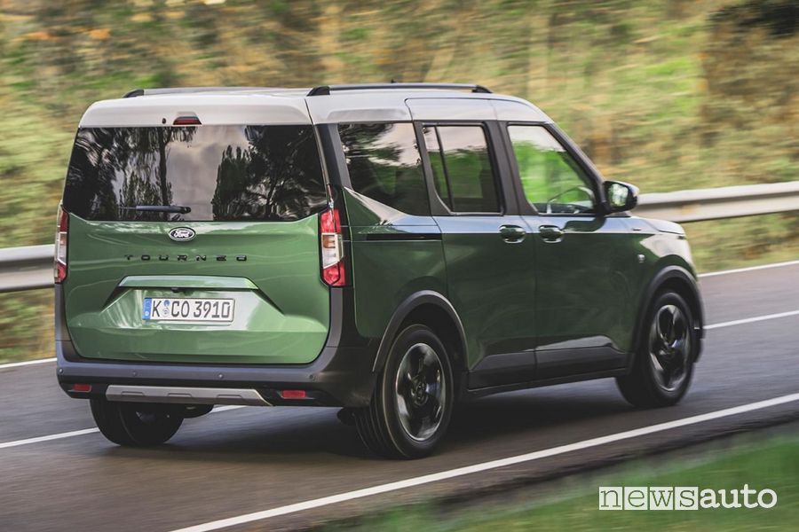 Ford Tourneo Courier su strada