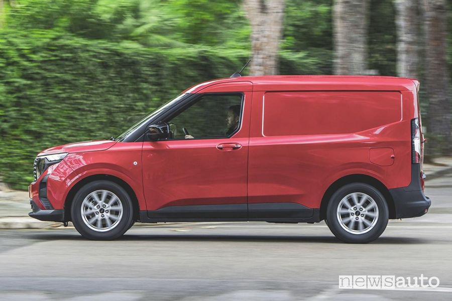 Nuova Ford Transit Courier su strada