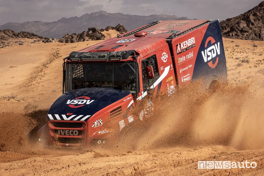 Il camion Iveco Powerstar di Richard de Groot del Firemen Dakar Team recuperato /soccorso dai fratelli Totani