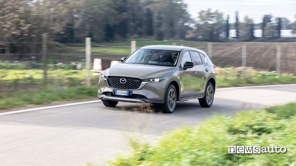 Mazda CX-5 2.2 Skyactiv-D vista anteriormente in movimento
