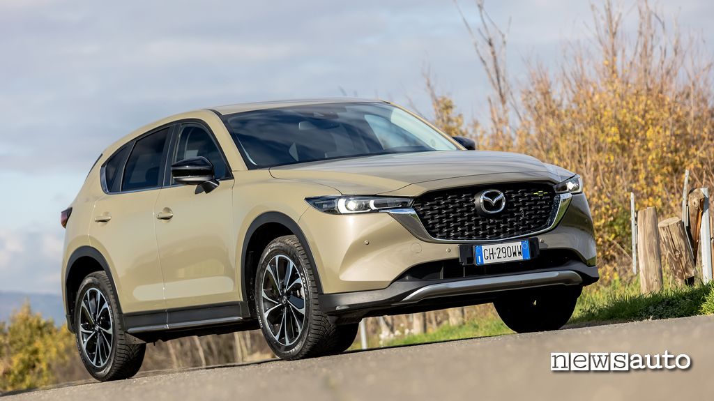 La Mazda CX-5 Newground vista anteriore dove predominano, paraurti fari e mascherina
