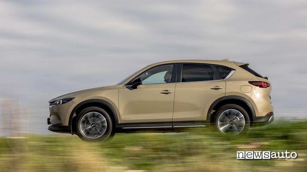 Le linee della carrozzeria della Mazda CX-5 vista laterale