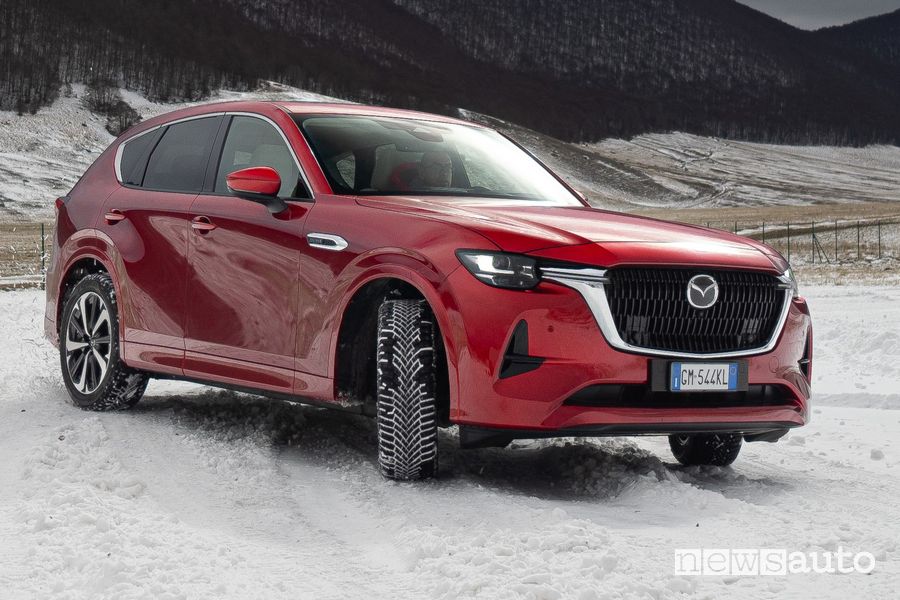 Mazda CX-60 sulla neve nell'AWD Experience in Abruzzo
