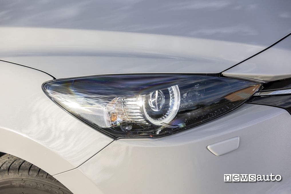 Mazda Mazda2 Homura Aka fari anteriori a led