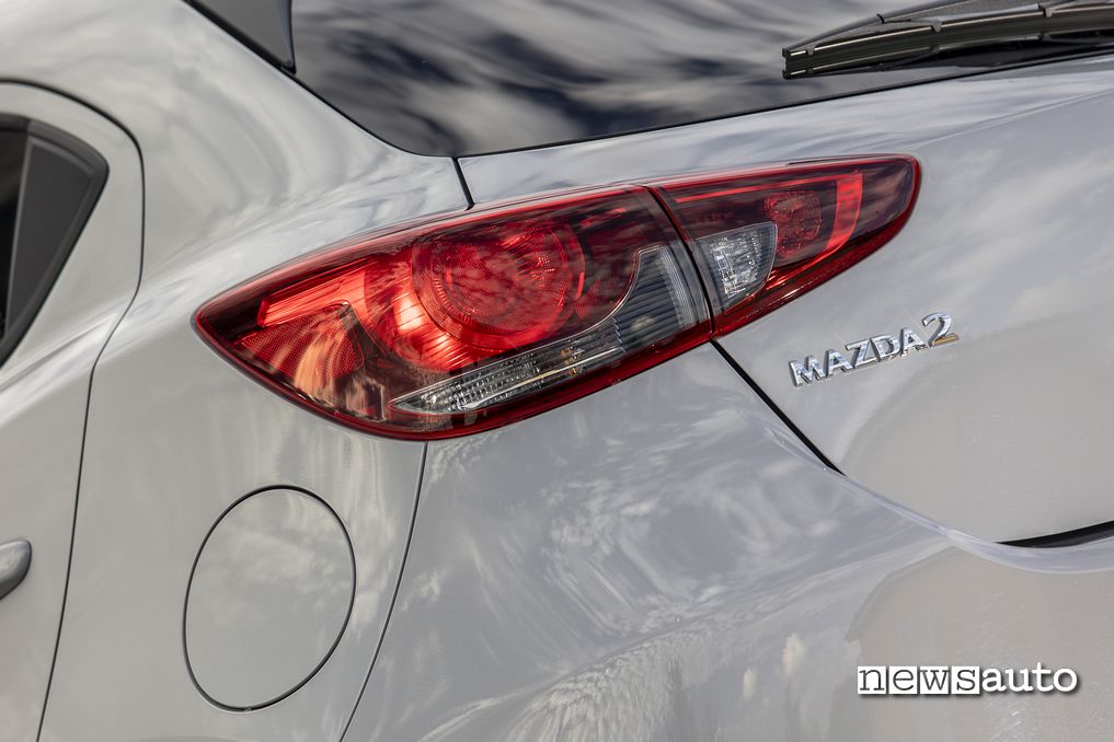 Mazda Mazda2 Homura Aka fari posteriori
