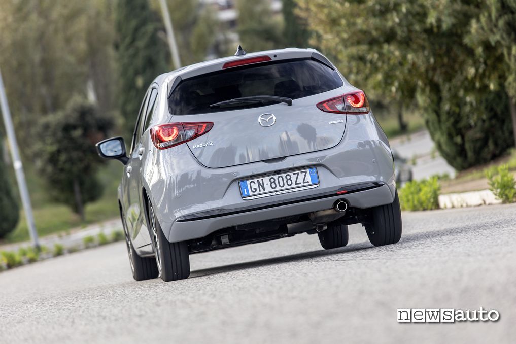 Mazda Mazda2 Homura Aka vista posteriore in movimento