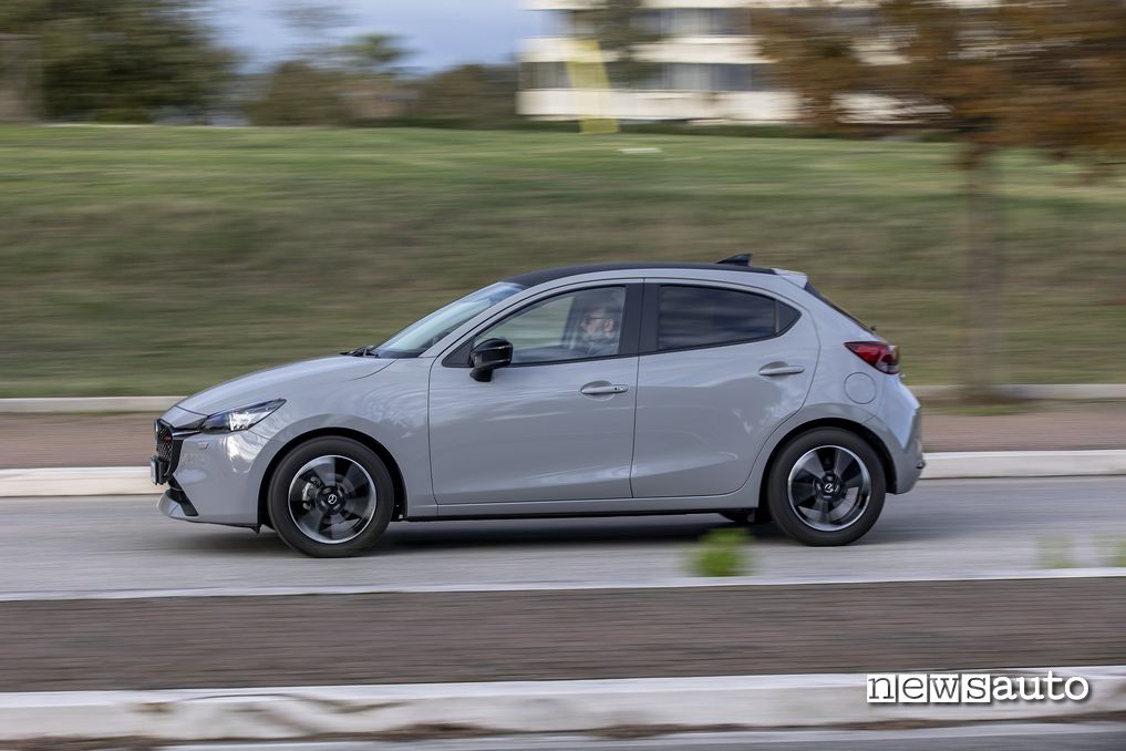 Mazda Mazda2 Homura Aka vista laterale