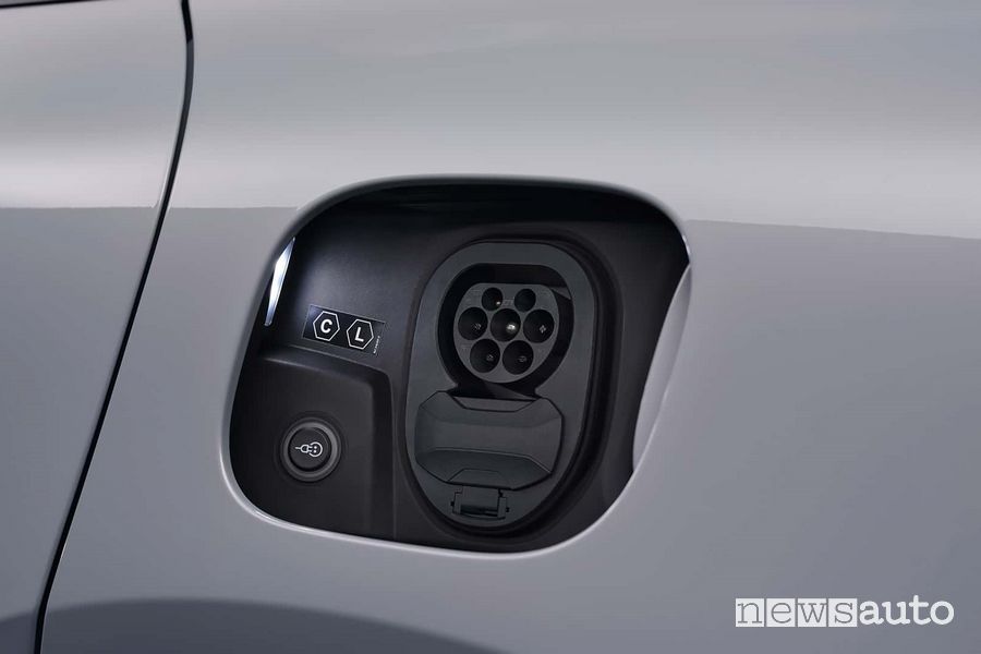 Nuova Porsche Macan Turbo vano per la ricarica in AC