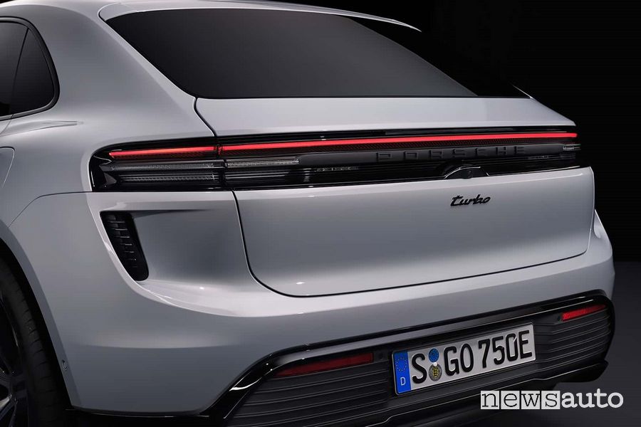 Nuova Porsche Macan Turbo firma luminosa posteriore