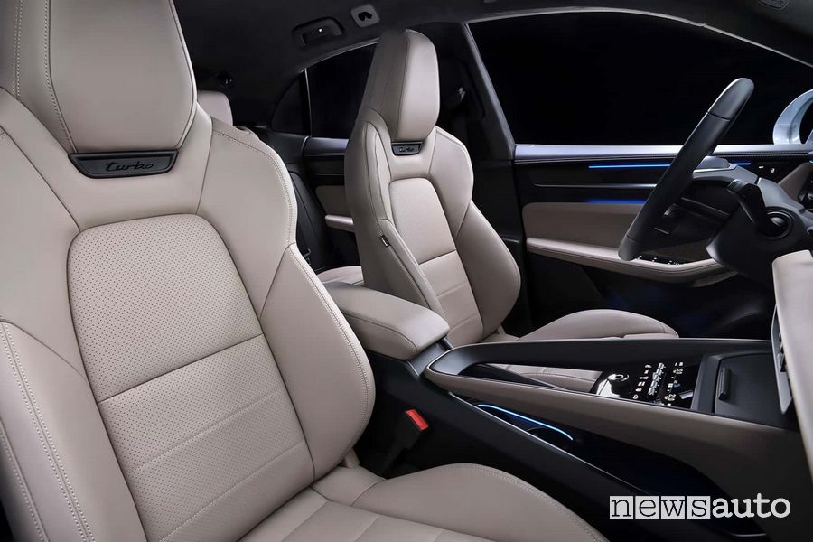 Nuova Porsche Macan Turbo sedili anteriori abitacolo