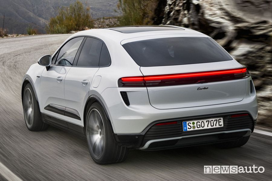 Nuova Porsche Macan Turbo su strada