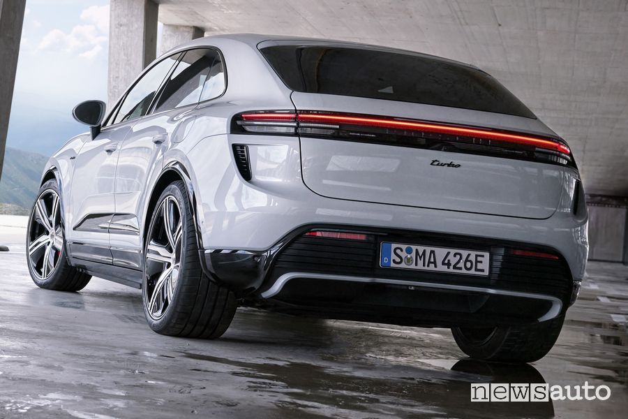 Nuova Porsche Macan Turbo posteriore 3/4