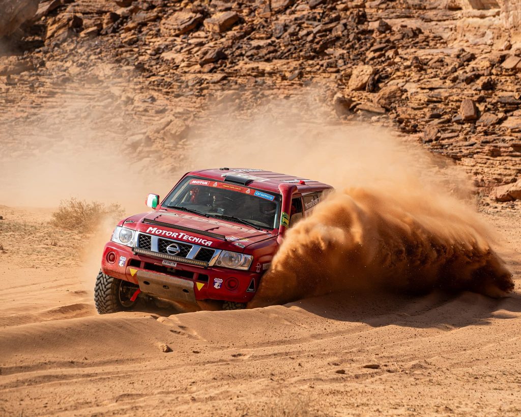 Il Nissan Patrol GR dei fratelli Tito e Silvio Totani tra le dune alla Dakar 2024