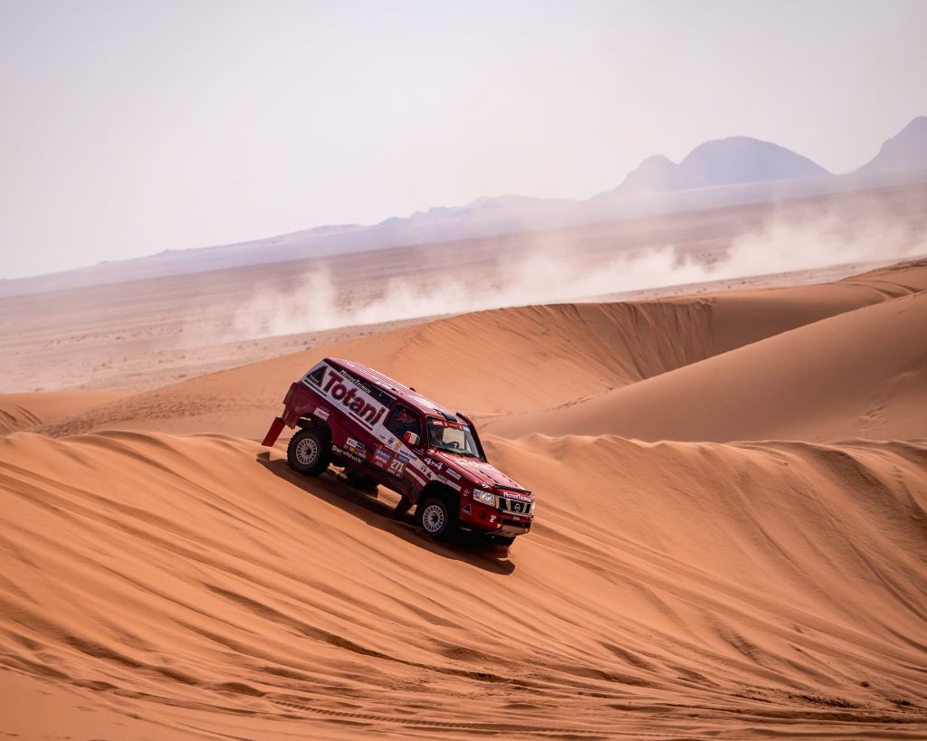 Il Nissan Patrol GR dei fratelli Tito e Silvio Totani tra le dune alla Dakar 2024