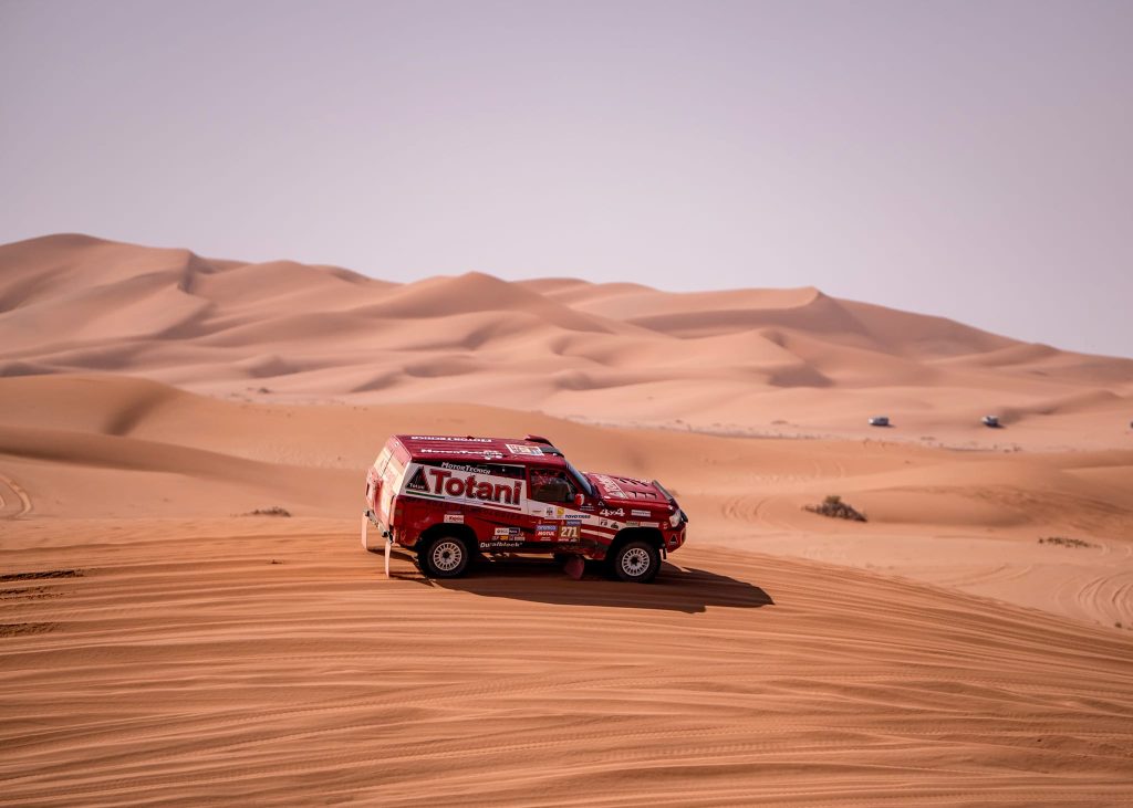 Il Nissan Patrol GR dei fratelli Tito e Silvio Totani tra le dune alla Dakar 2024