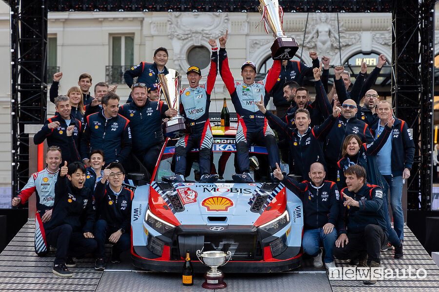 Thierry Neuville festeggia la vittoria del Rally di Monte Carlo 2024
