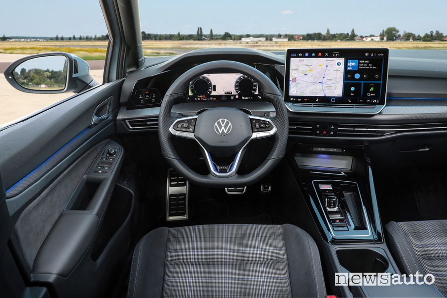 Volkswagen Golf GTE plancia abitacolo