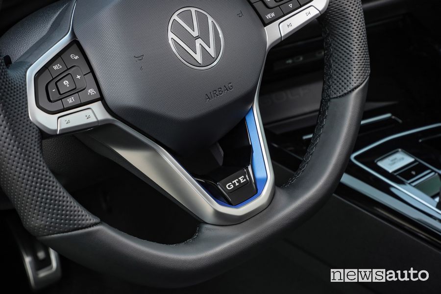 Volkswagen Golf GTE volante abitacolo